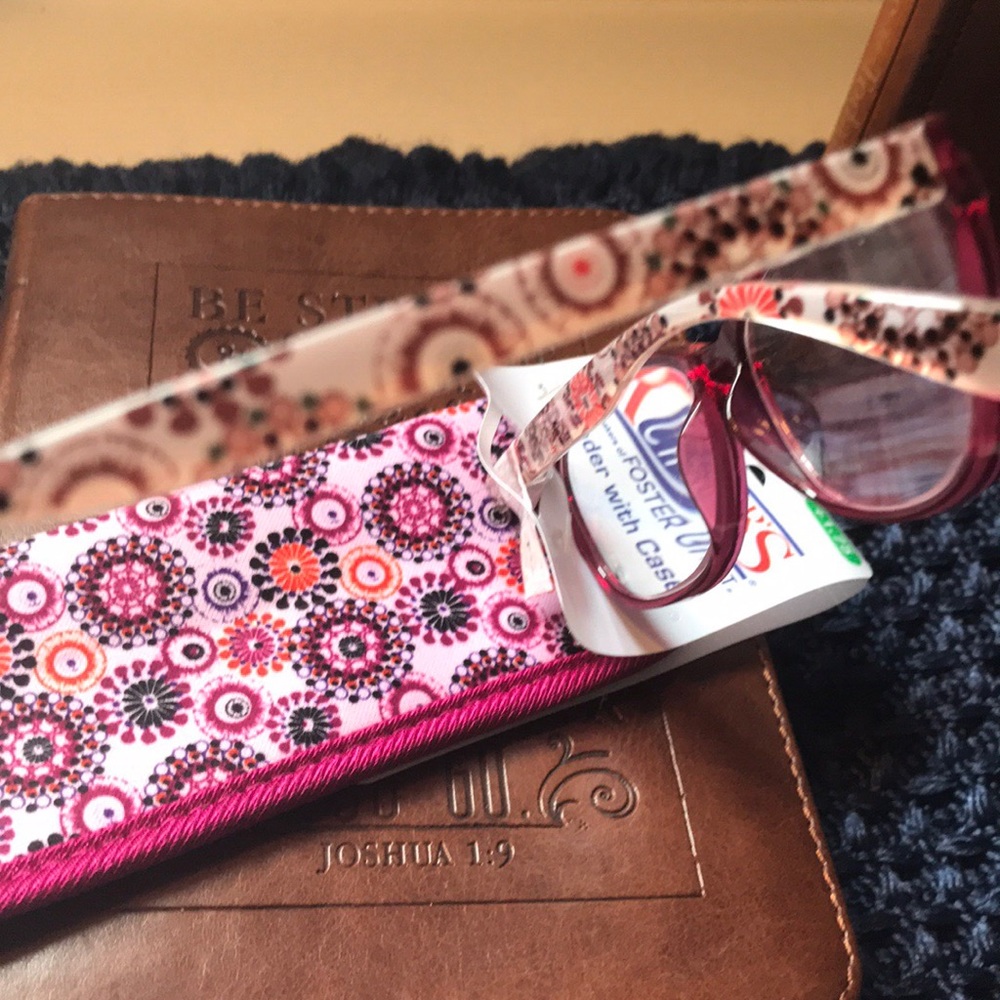 3 Foster Grant eye readers  and fashionable case - Picture 7 of 8